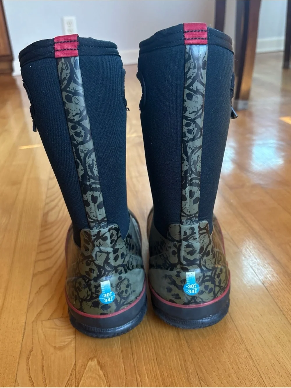 Bogs Snow Boots Classic Skulls Black Neoprene Big Kid Youth Boys Size 5 38 EU
